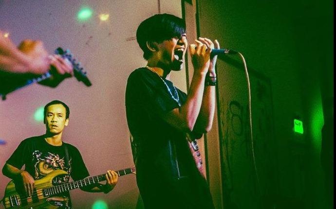 Chang sinh vien cong nghe hat Forever and one hinh anh