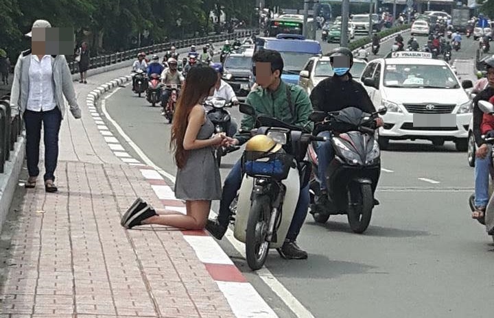Cô gái quỳ gối trước bạn trai ảnh 1 Co gai quy goi truoc ban trai anh 1