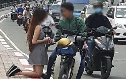 Chang trai de ban gai quy giua duong khong dang mat dan ong hinh anh