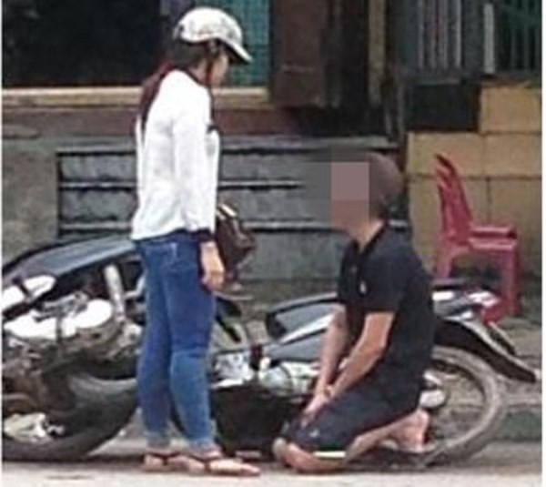 Cô gái quỳ gối trước bạn trai ảnh 2 Co gai quy goi truoc ban trai anh 2