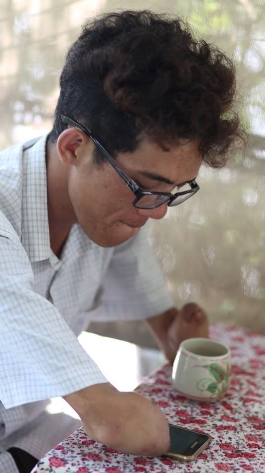 Chang trai cut hai tay giao hang anh 3