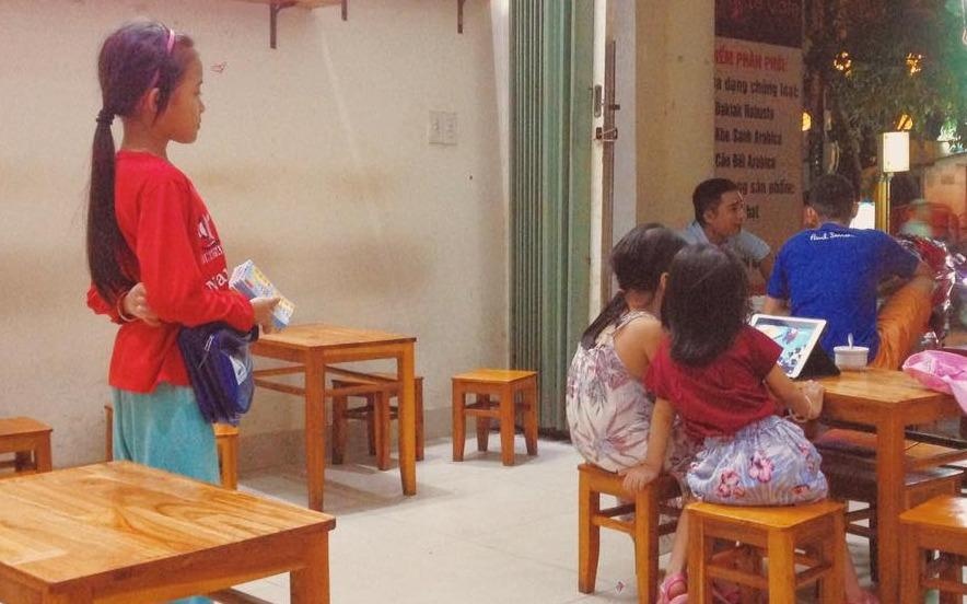 Buc anh 'Khoang cach giua hai so phan' lay dong dan mang hinh anh
