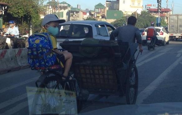 Cha cho con di hoc tren xich lo chat day than to ong hinh anh