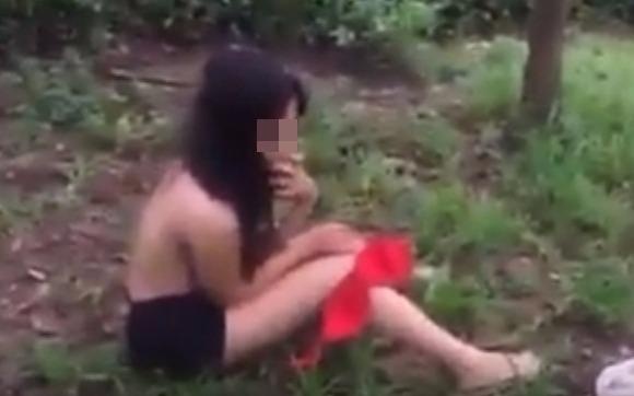 Nhom ban nu danh hoi dong, lot ao ban hinh anh