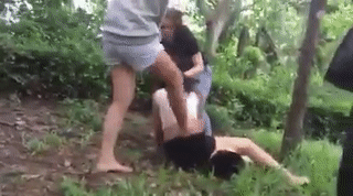 Co gai bi lot ao quay clip, danh lien tiep bang mu bao hiem hinh anh