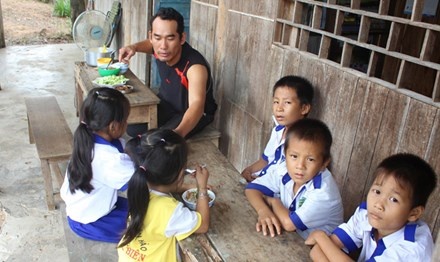 Thầy giáo nuôi học trò nghèo ảnh 1 Thay giao nuoi hoc tro ngheo anh 1