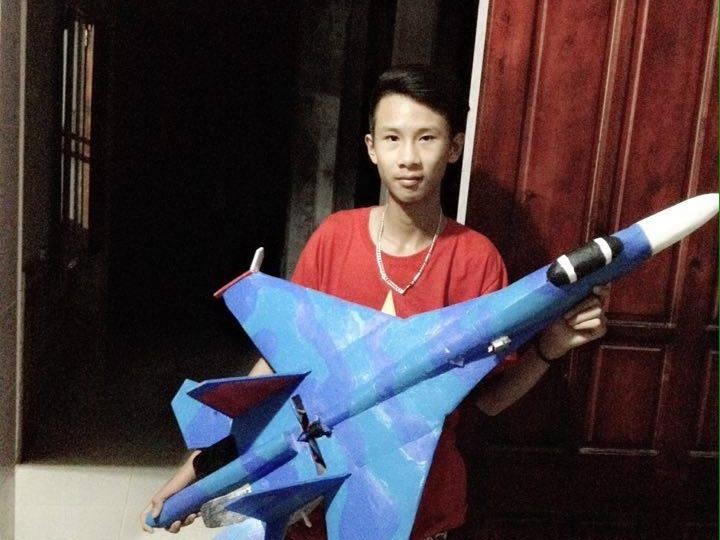 Man trinh dien mo hinh may bay thu nho Su - 37 cua nam sinh lop 11 hinh anh
