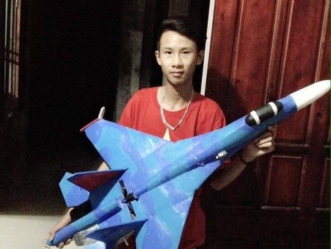 Hoc sinh che mo hinh Su-37: 'Khong phai mua ve la bay duoc' hinh anh