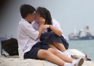 Nam sinh cap hai chui dau vao ao ban nu va noi lo cua cha me hinh anh