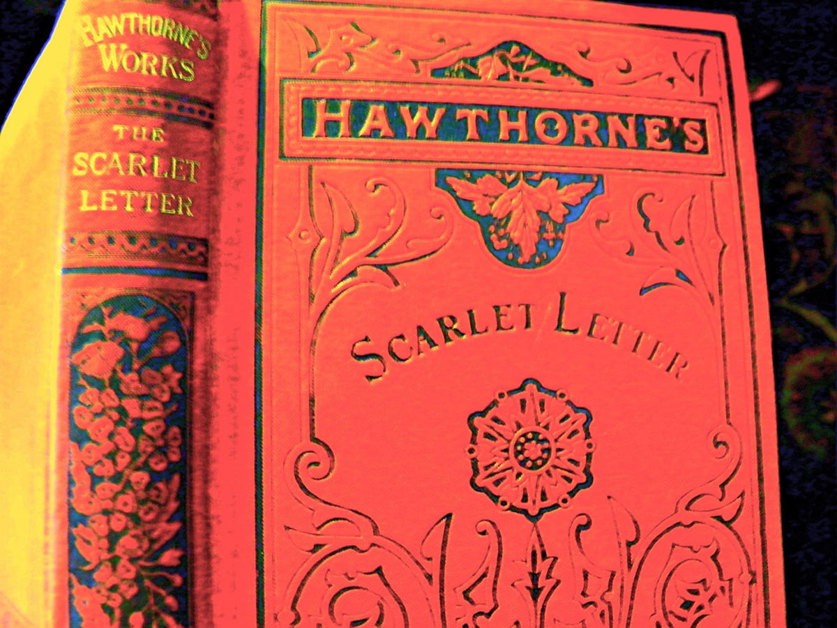 Chu A mau do,  The scarlet letter anh 3