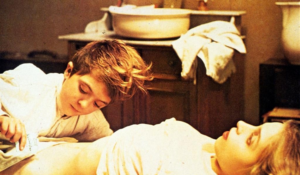 Loat phim My gay tranh cai vi dien vien chua du 18 tuoi dong canh nong hinh anh