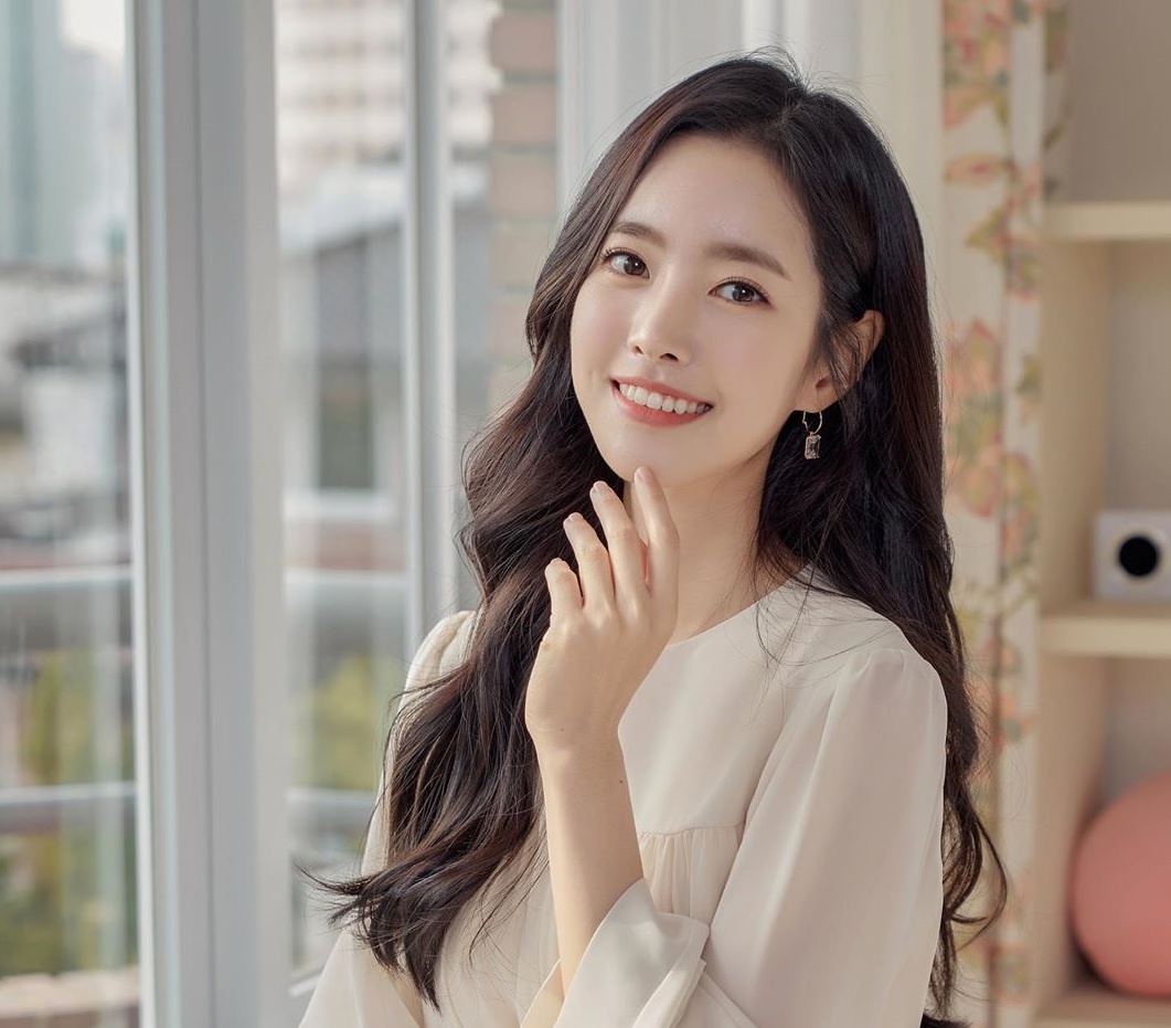 My nhan co trang dien kem nhung luon duoc o be? hinh anh