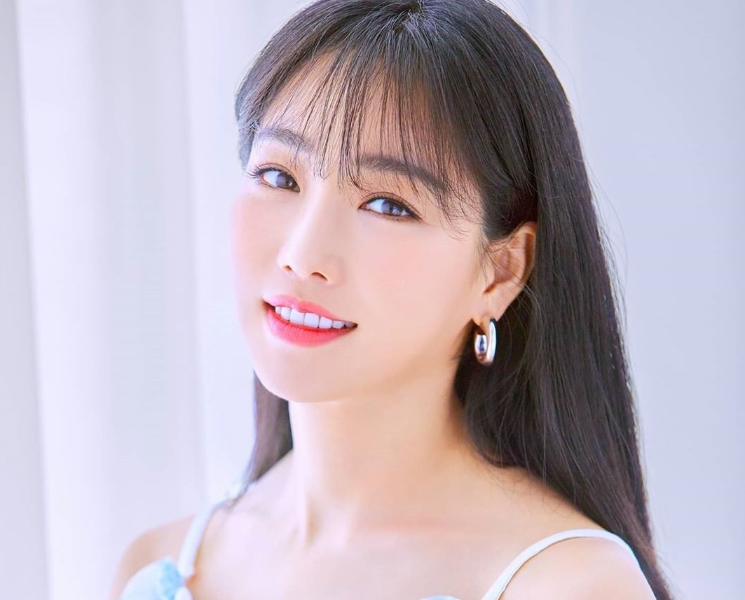 Lee Yoo Ri,  Ac nu quoc dan anh 2