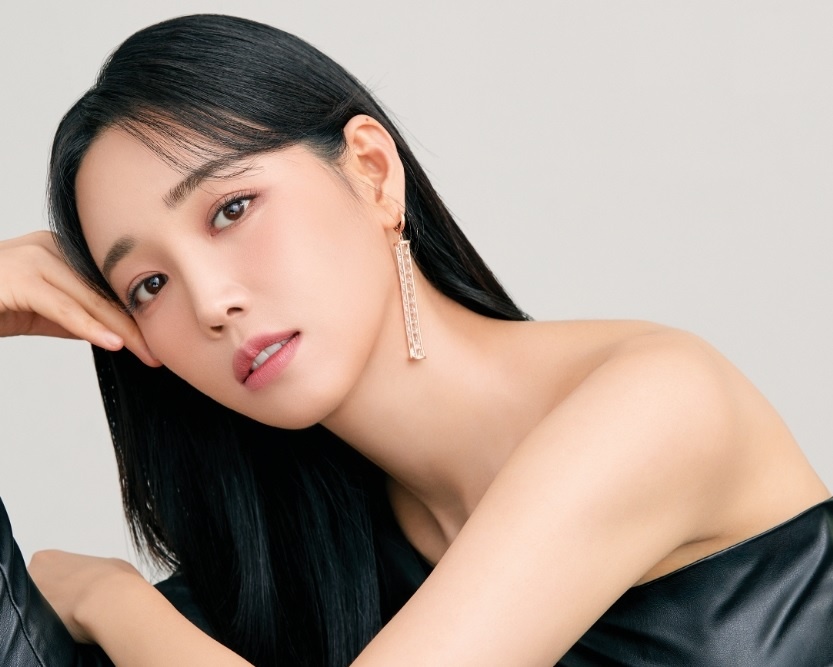 Lee Yoo Ri,  Ac nu quoc dan anh 3