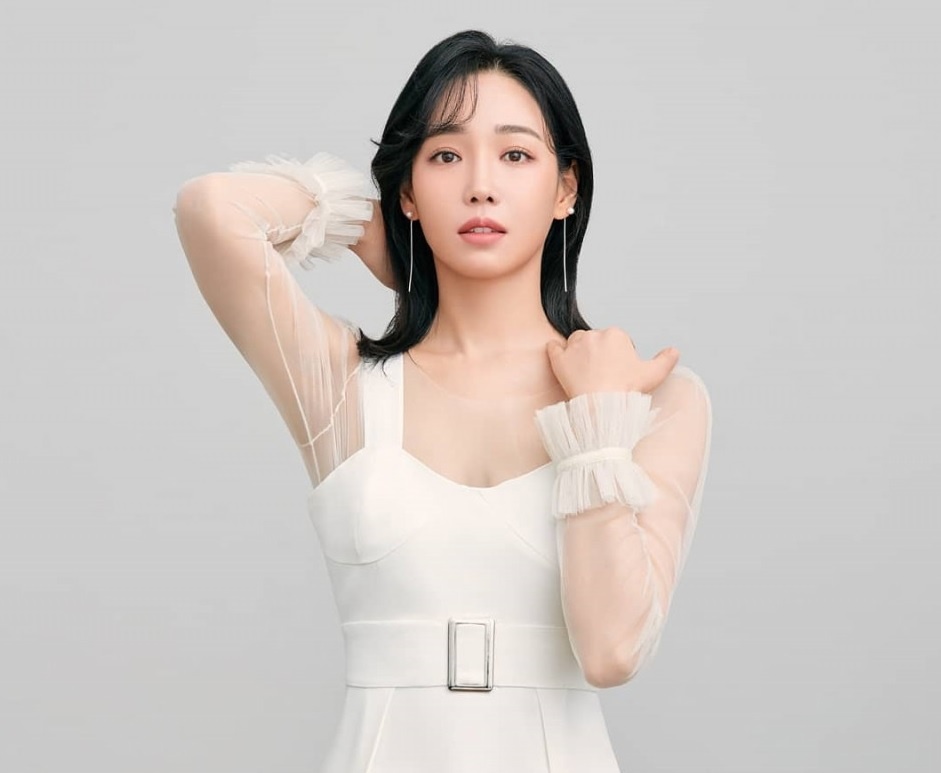 Lee Yoo Ri,  Ac nu quoc dan anh 4