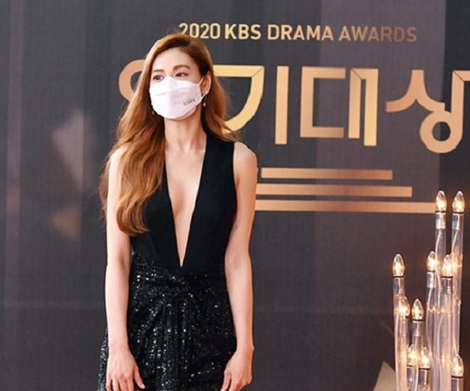 Dan my nhan deo khau trang tren tham do KBS Drama Awards 2020 hinh anh
