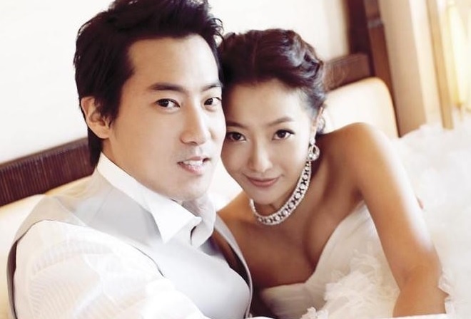 My nhan Han bi chong phan ung ra sao khi hon ban dien? hinh anh