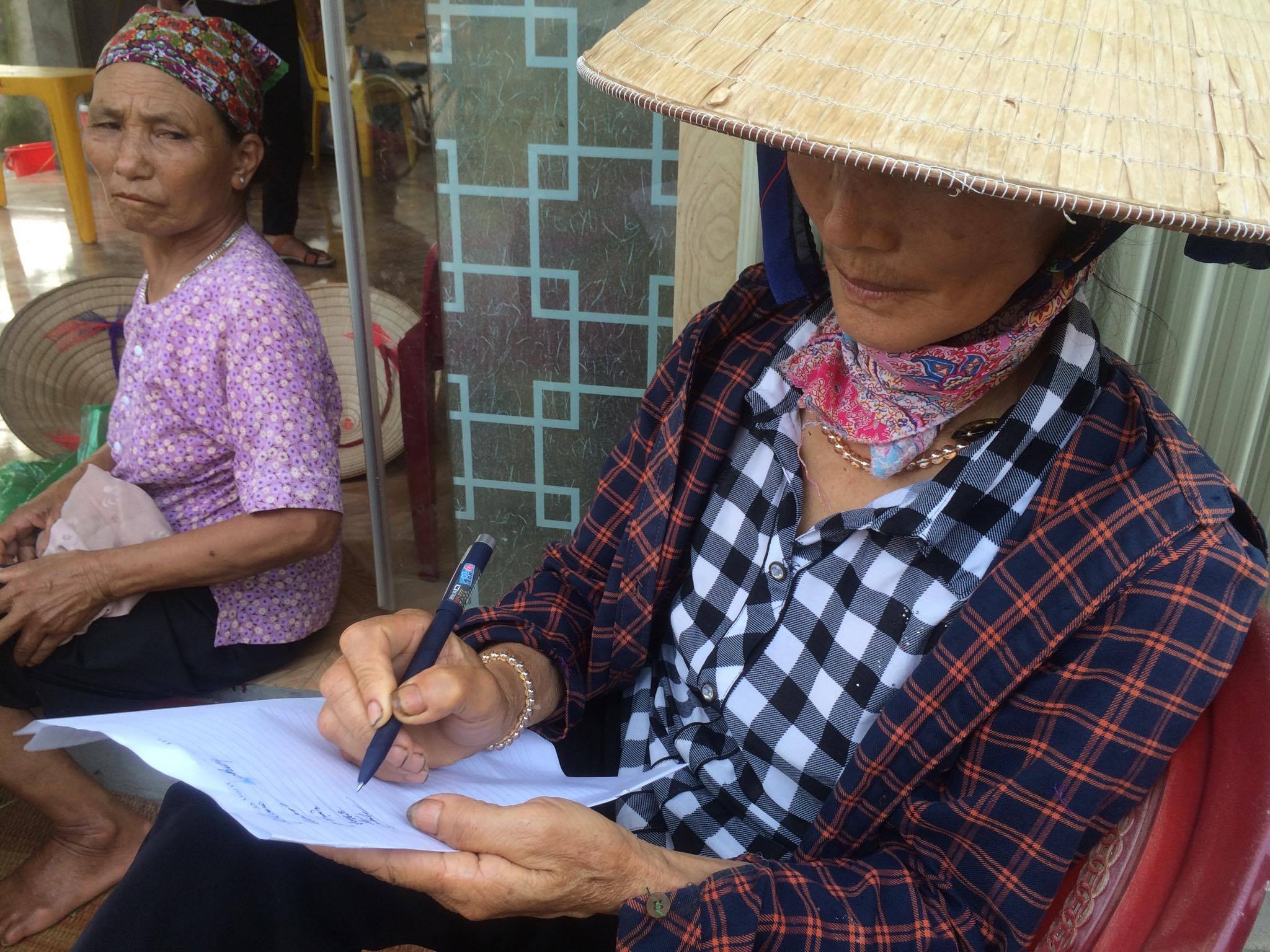 Nguoi dan thon Hoanh truoc buoi doi thoai voi ong Nguyen Duc Chung hinh anh