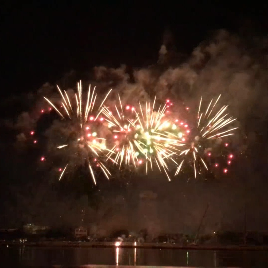 Toi nay, Anh, Australia va Italy tranh chuc vo dich le hoi phao hoa hinh anh