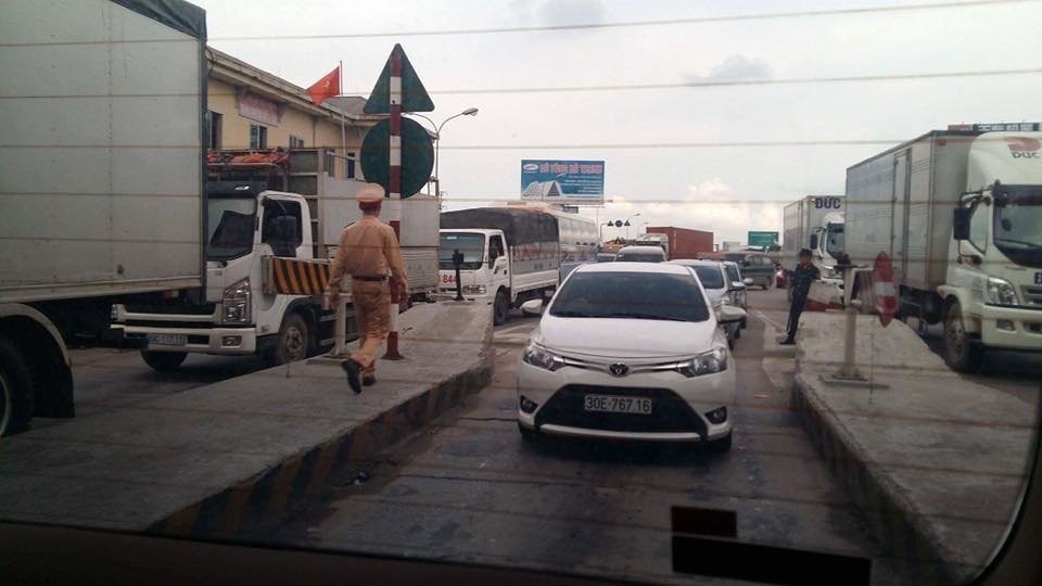 Tram thu phi BOT quoc lo 5 un tac trong ngay cuoi dip nghi le hinh anh