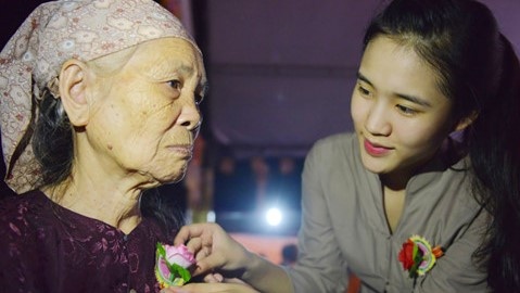 Nghi thuc 'Bong hong cai ao' trong ngay Vu lan co y nghia nhu the nao? hinh anh
