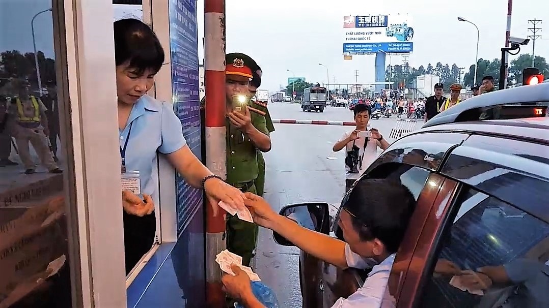 Toan canh quoc lo 5 'tai tieng' - noi dan tra tien le qua tram BOT hinh anh