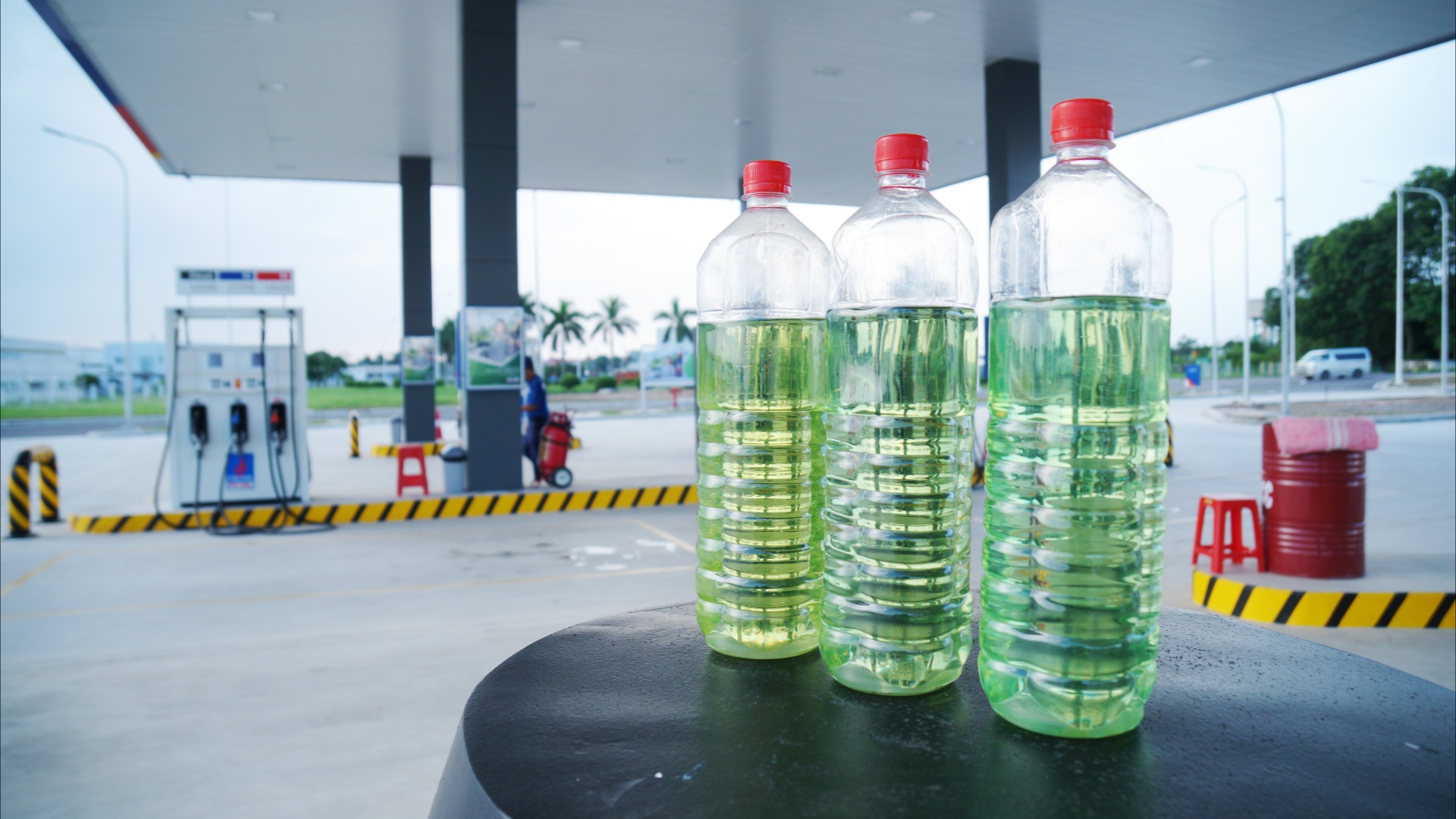 Trai nghiem mua xang Viet Nam va xang 'chuan Nhat' voi 20.000 dong hinh anh