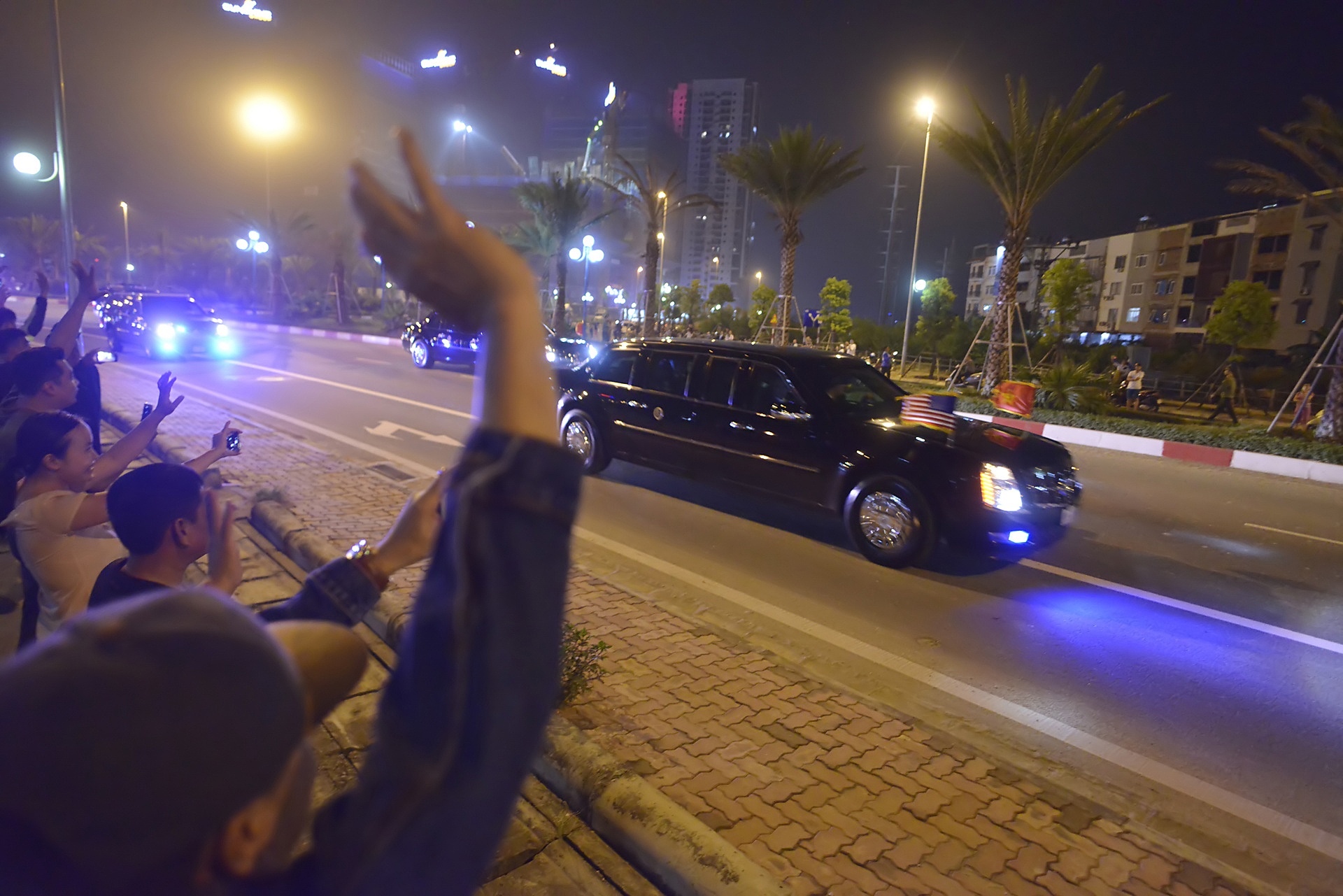 Doan xe 'khung' cua Tong thong Trump tai Ha Noi hinh anh