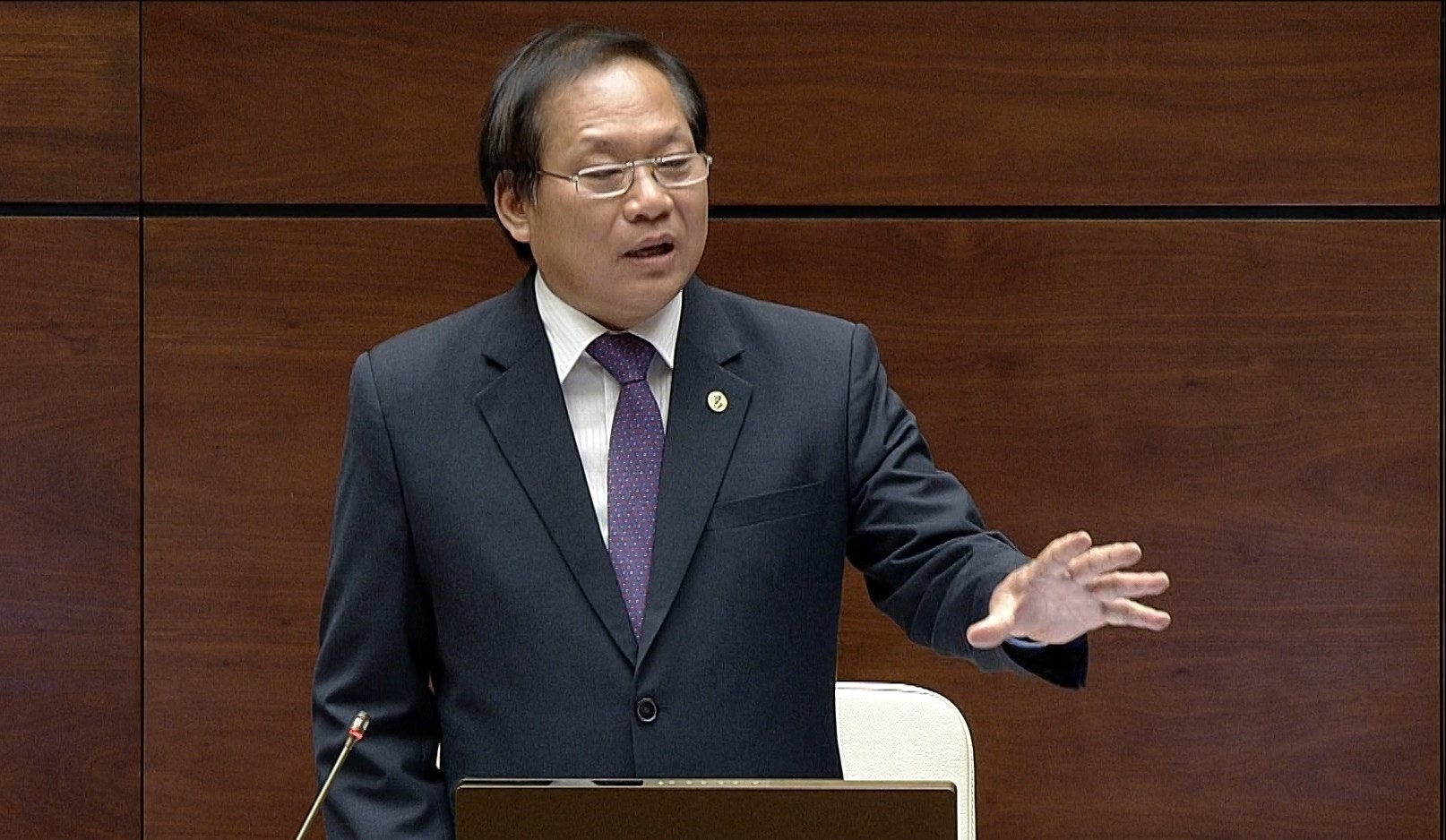 Nhung cau tra loi chat van cua Bo truong Truong Minh Tuan hinh anh