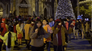 Chua den Giang sinh, Nha tho Lon da dong nghit nguoi keo den hinh anh