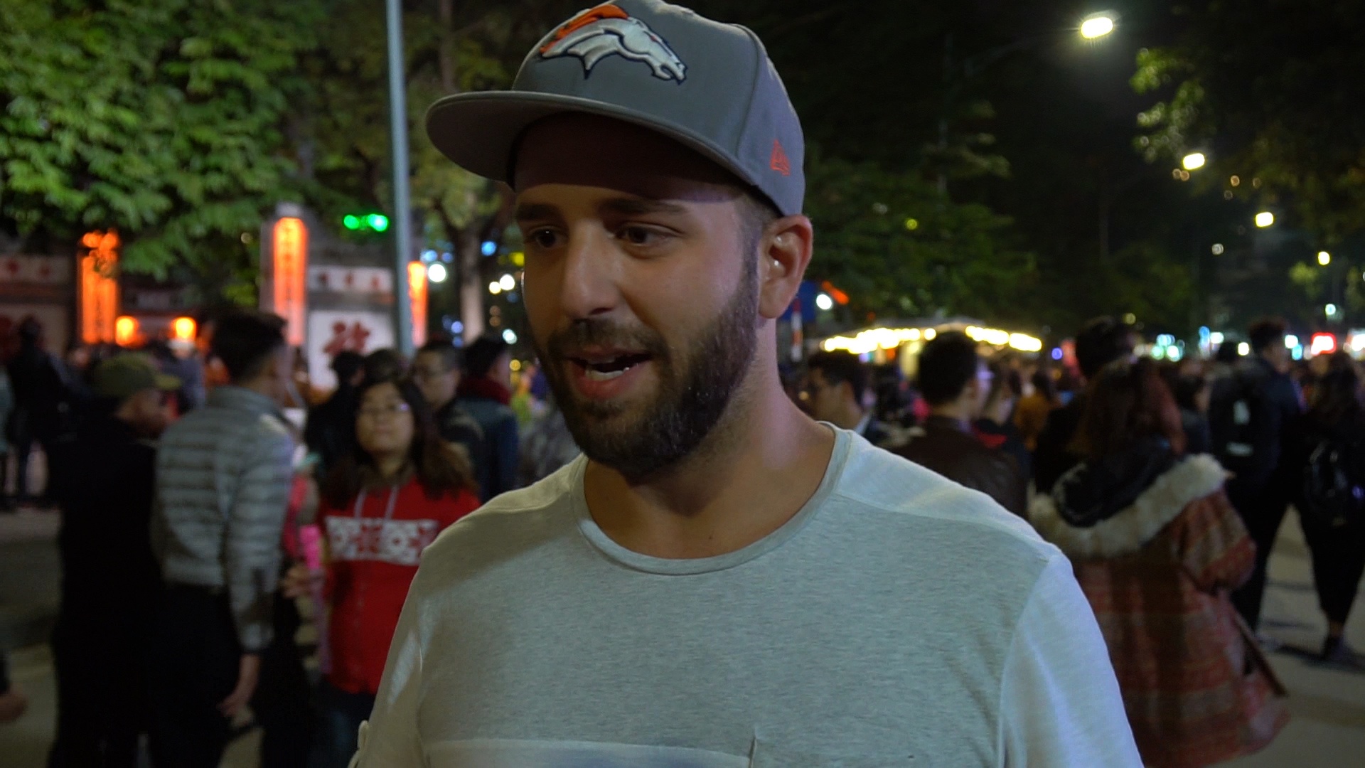 Du khach nuoc ngoai bat ngo voi khong khi nam moi tai Ha Noi hinh anh