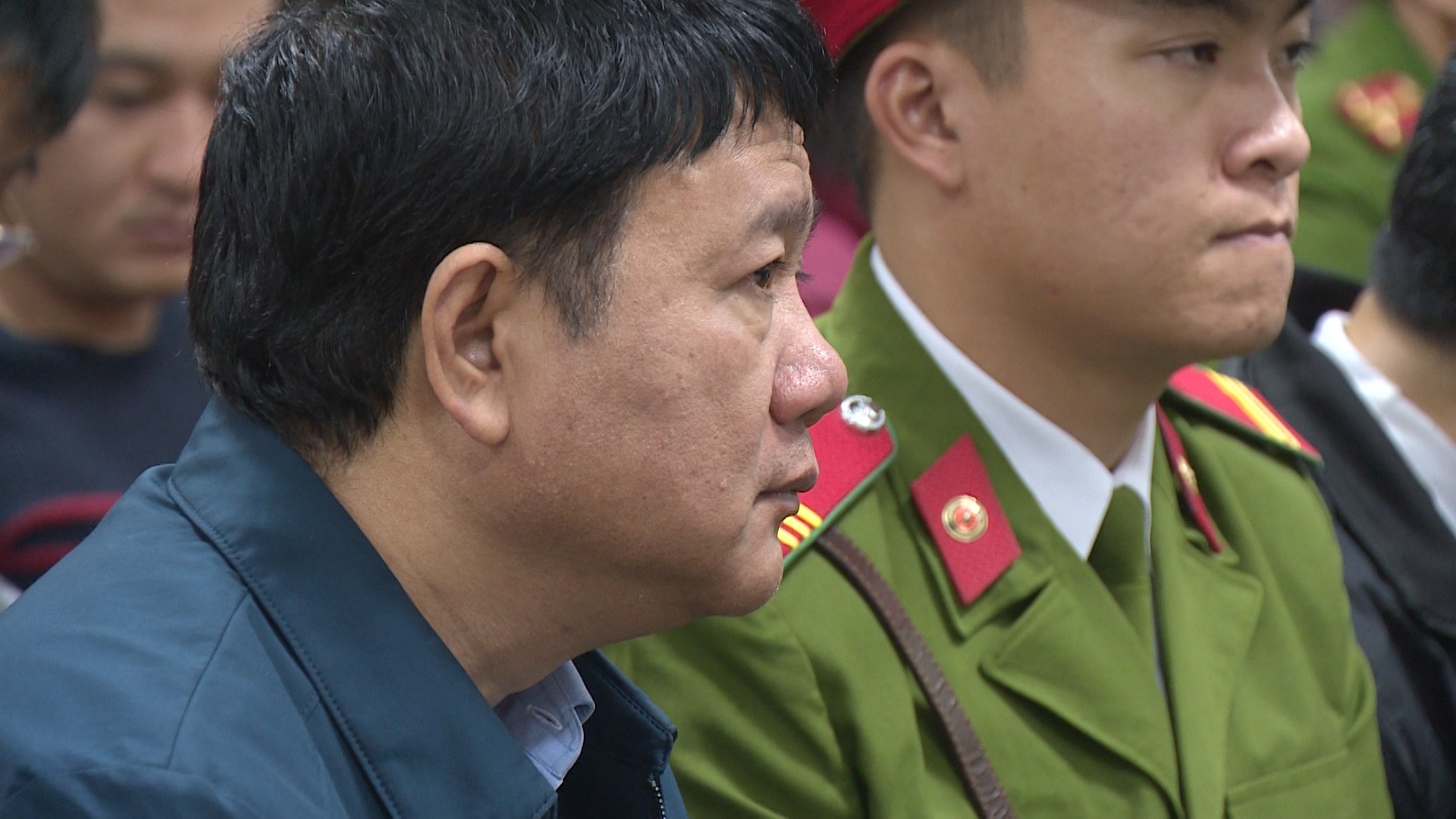 Ben trong phong xu Dinh La Thang va Trinh Xuan Thanh hinh anh