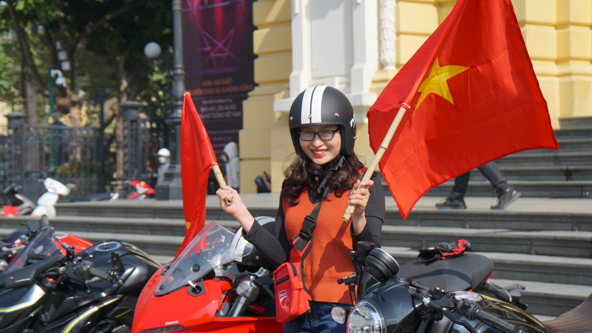 Doan xe phan khoi lon dieu hanh co vu doi tuyen Viet Nam hinh anh