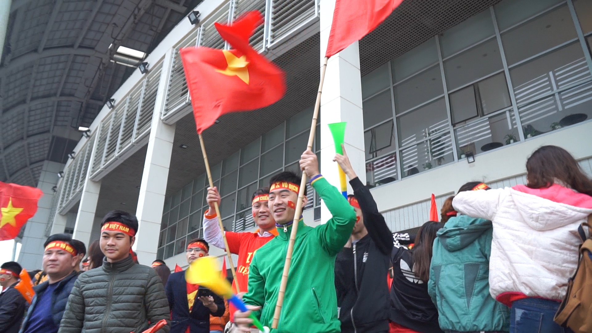 Khong khi soi dong ben ngoai 'chao lua' My Dinh hinh anh