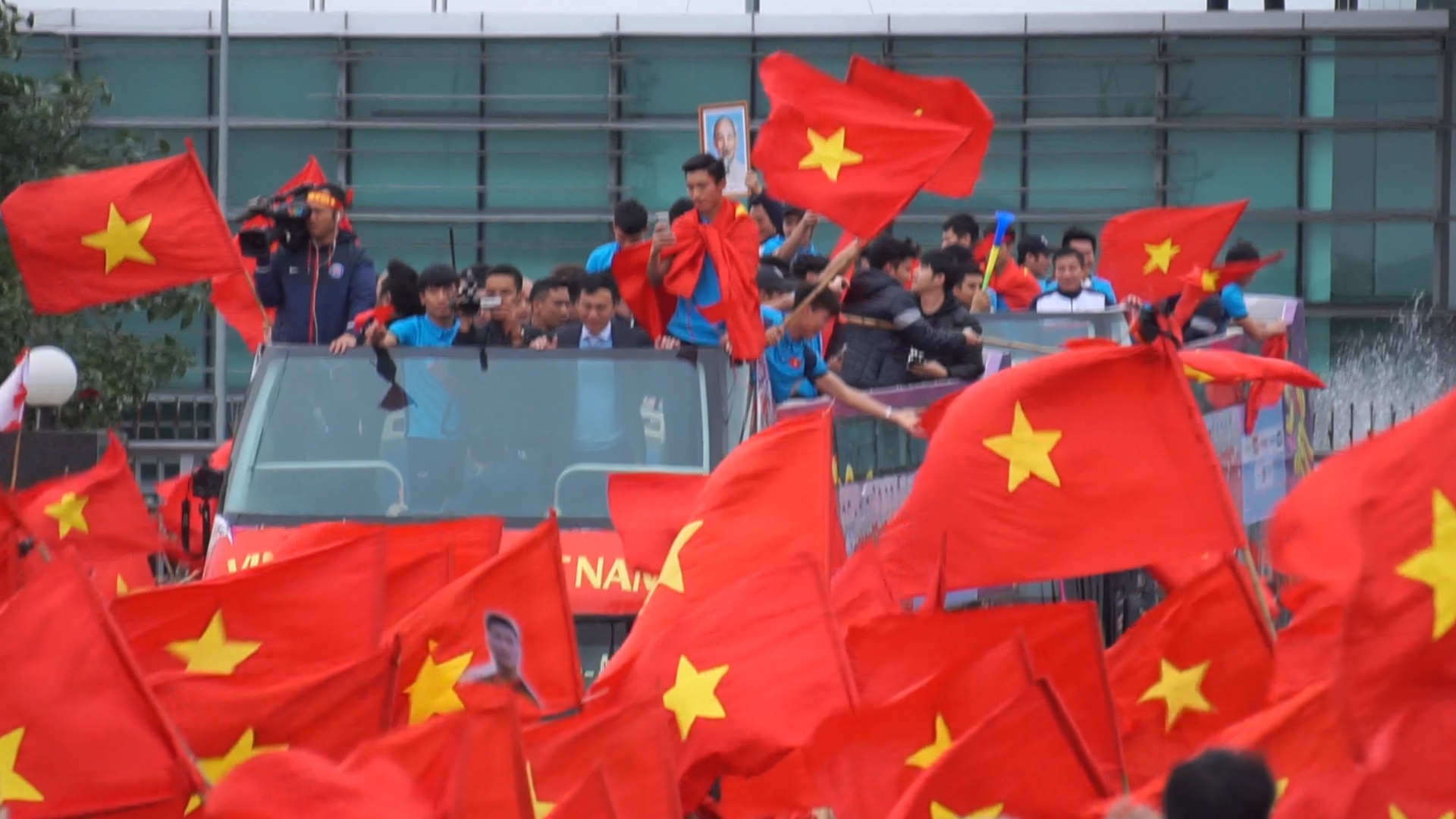 U23 Viet Nam di tren xe buyt 2 tang vay chao nguoi ham mo hinh anh