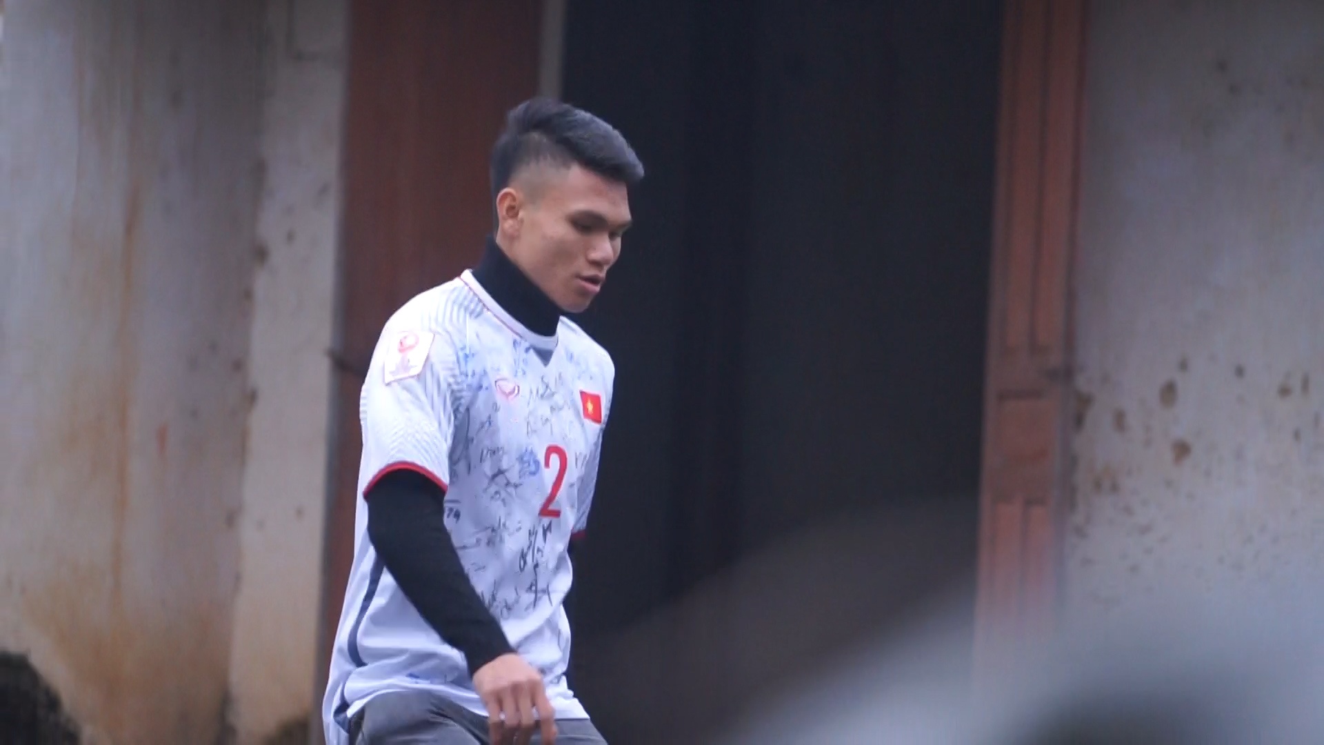 Hau ve Xuan Manh: Gia dinh ngheo kho la dong luc de da bong' hinh anh