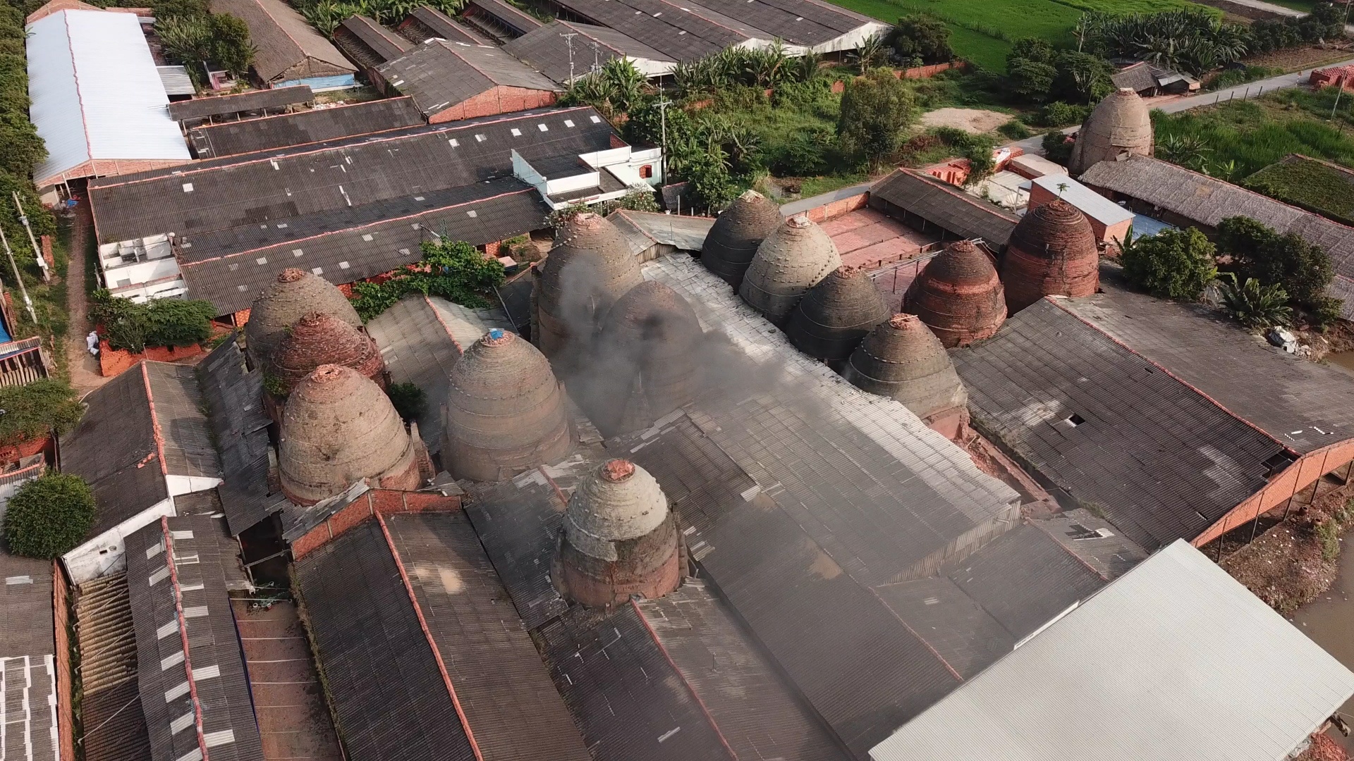 Lo gach 'qua trung' tai vuong quoc gach nung Mang Thit hinh anh