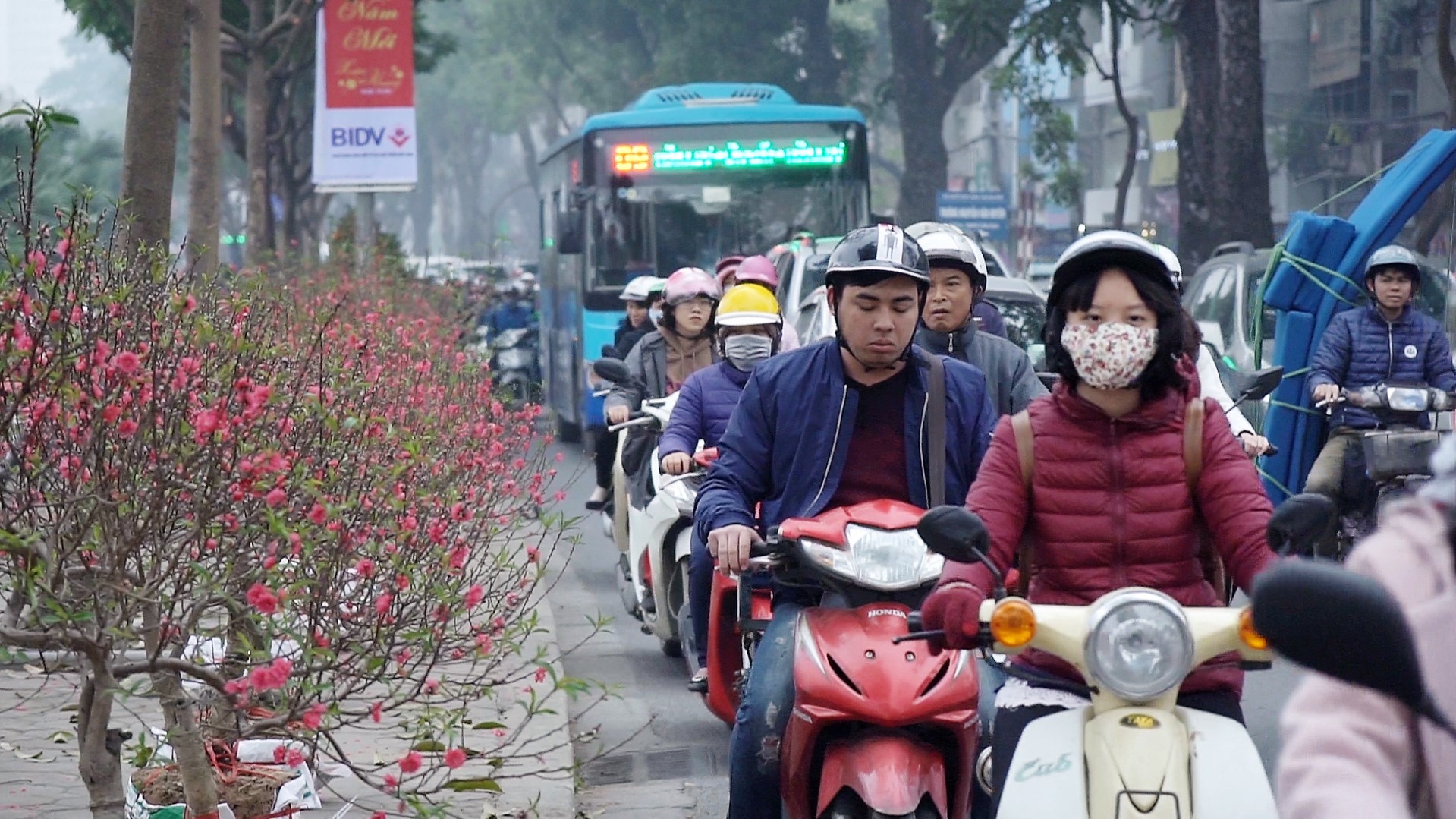 Nhieu tuyen pho thu do un tac ngay can Tet hinh anh