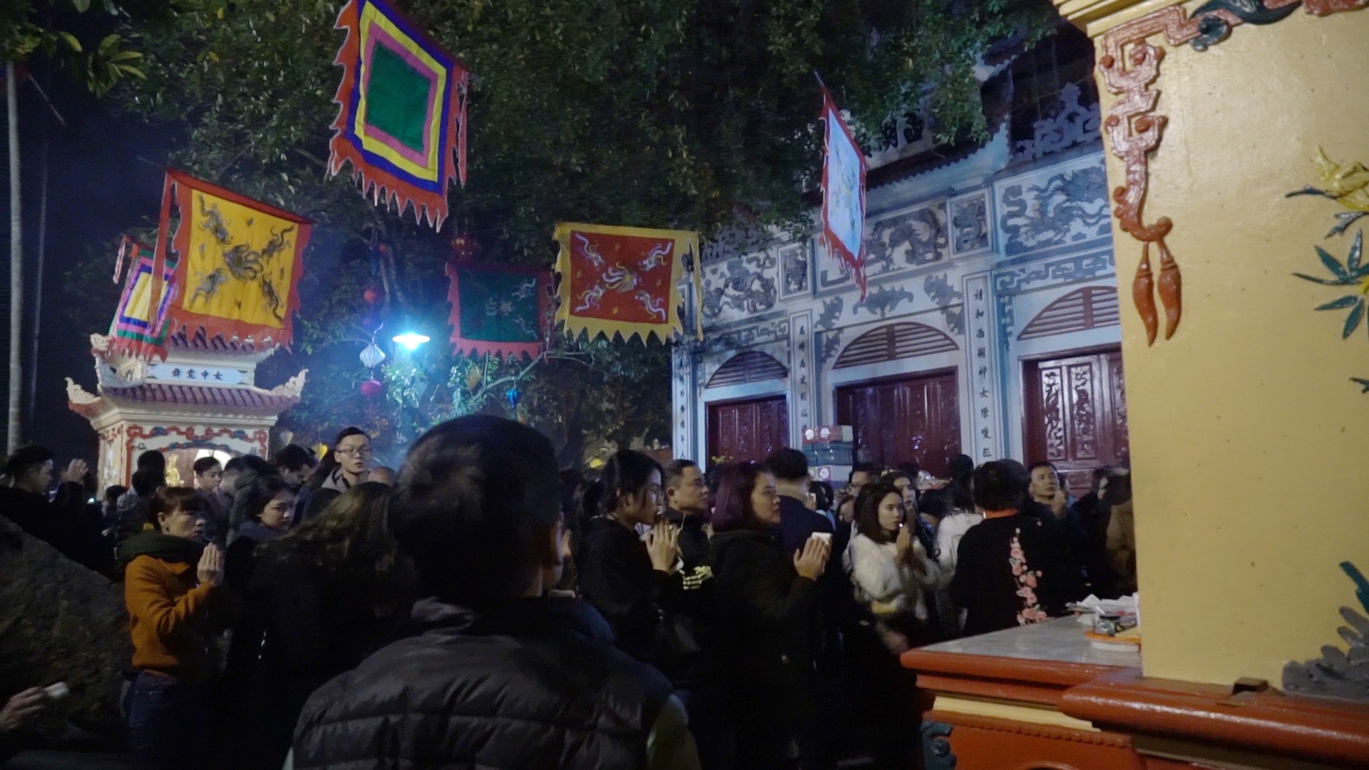 Phu Tay Ho tap nap nguoi den lam le rang sang mung 1 Tet hinh anh