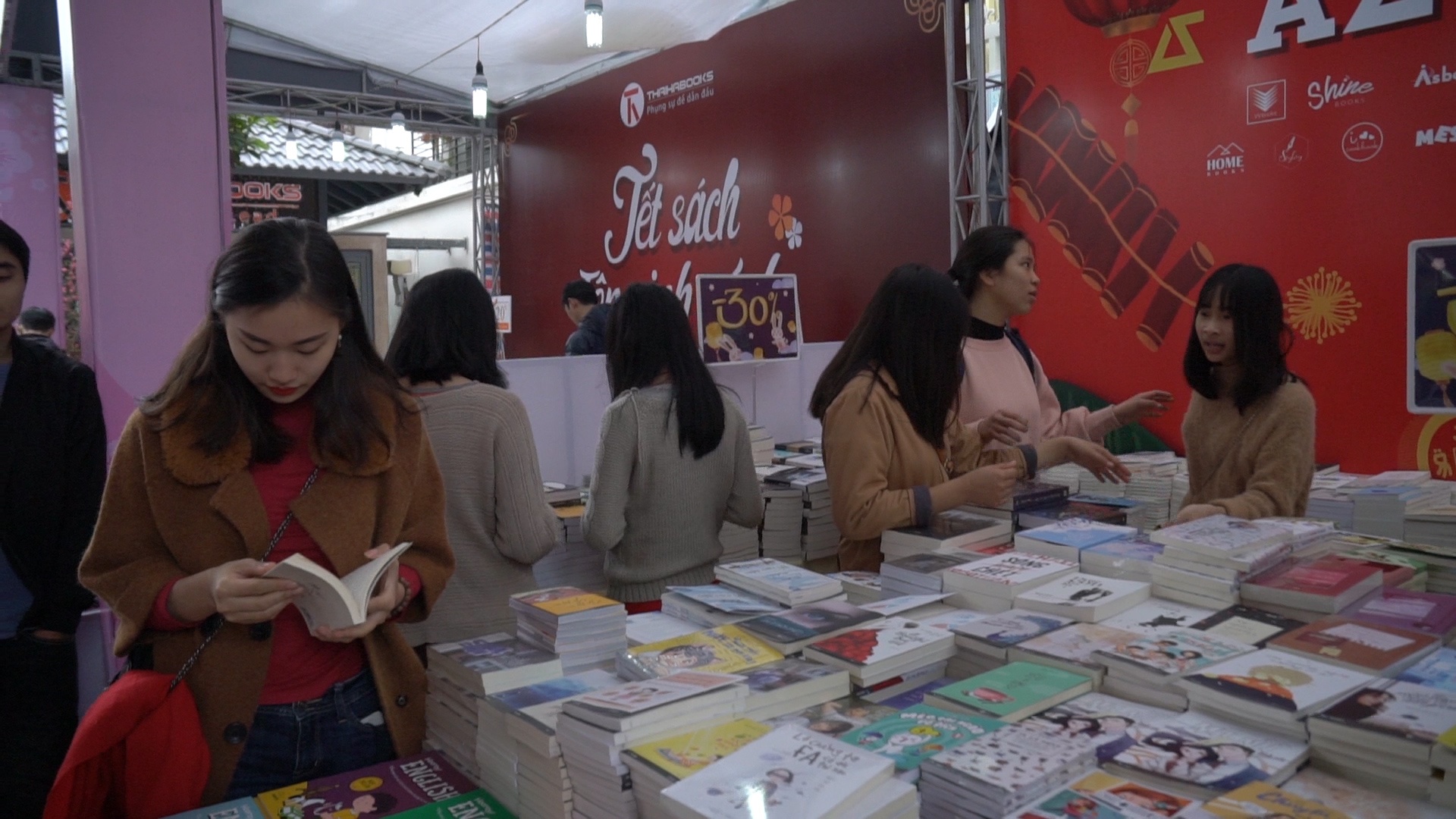 Khai mac pho sach Xuan Mau Tuat 2018 hinh anh