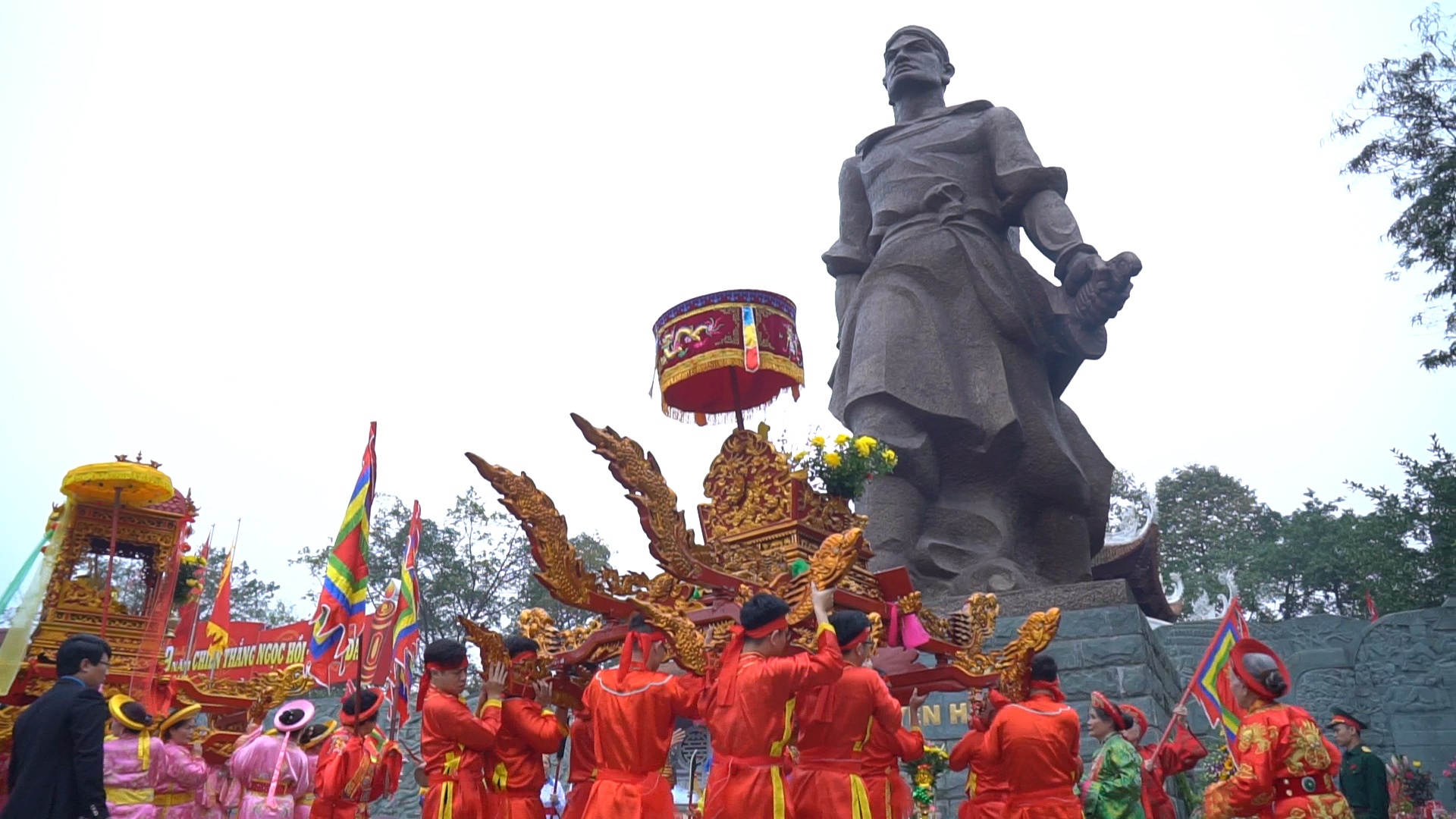 Thu tuong dang huong tuong nho cong lao vua Quang Trung hinh anh