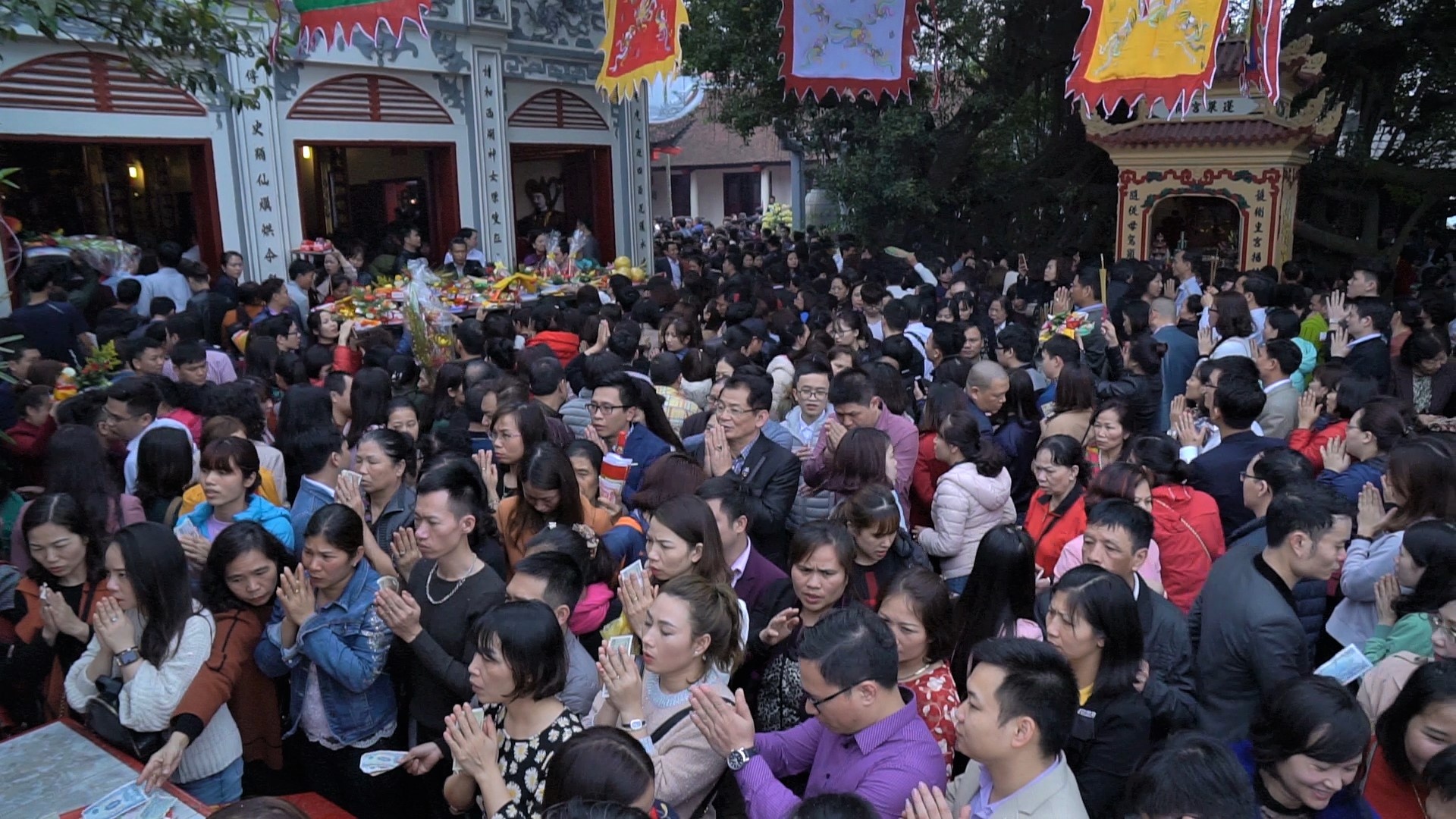 Chen chan dat le Phu Tay Ho ngay dau tro lai cong so hinh anh