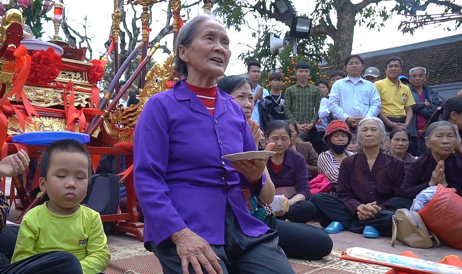 Ngoi le ngoai san truoc gio khai an den Tran hinh anh