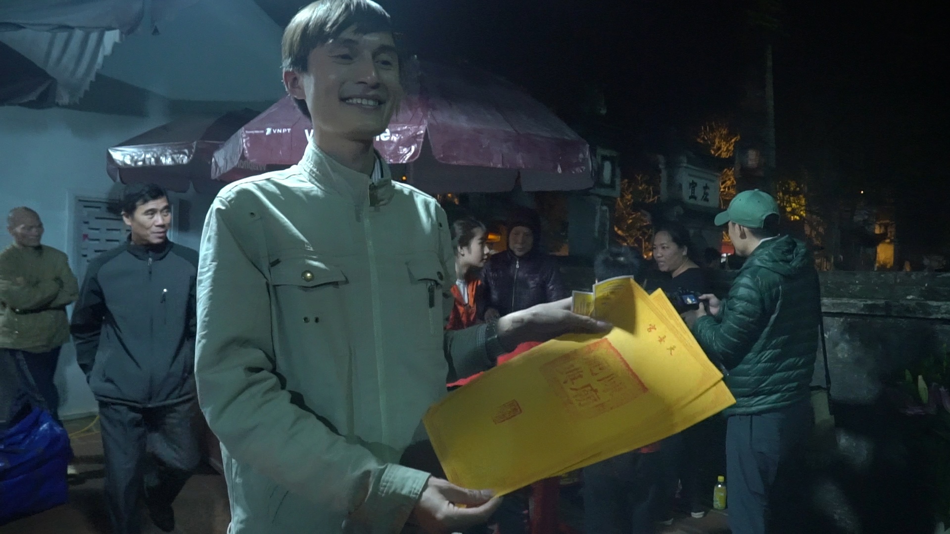 Nghin nguoi xep hang tu dem de xin an den Tran hinh anh