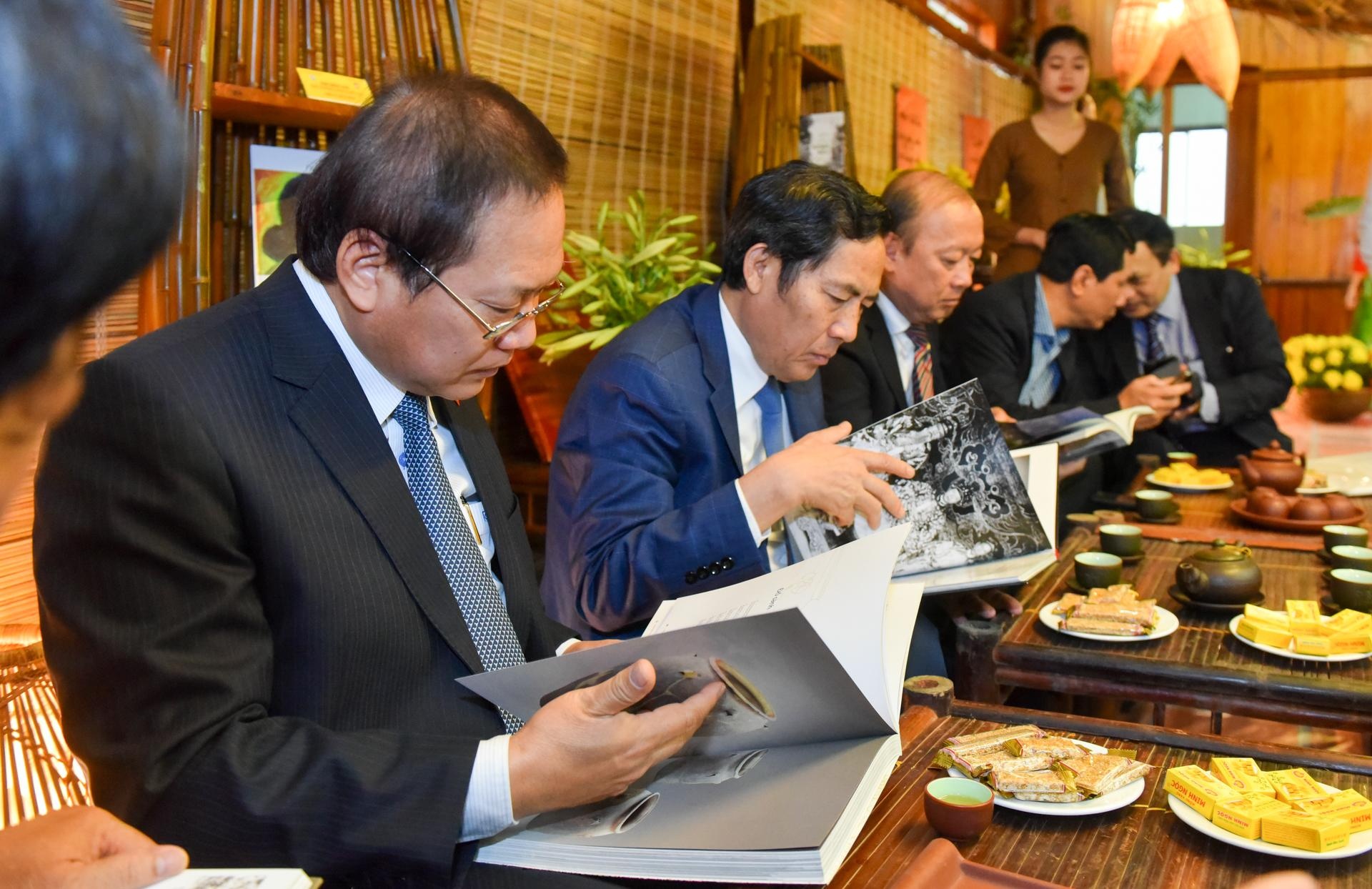 Cac lanh dao doc sach dat Giai Sach Quoc gia 2018 hinh anh