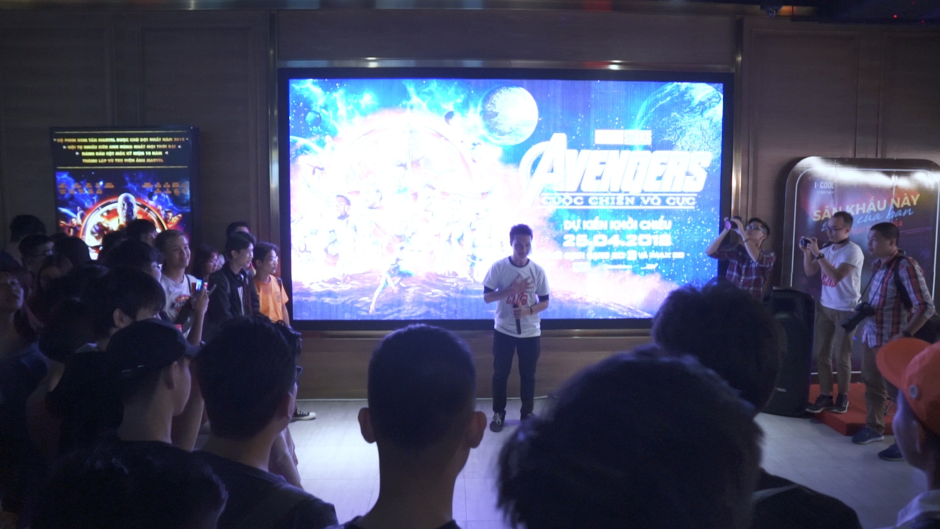 Nhom ban tre bao tron phong chieu 'Avengers: Infinity War' hinh anh