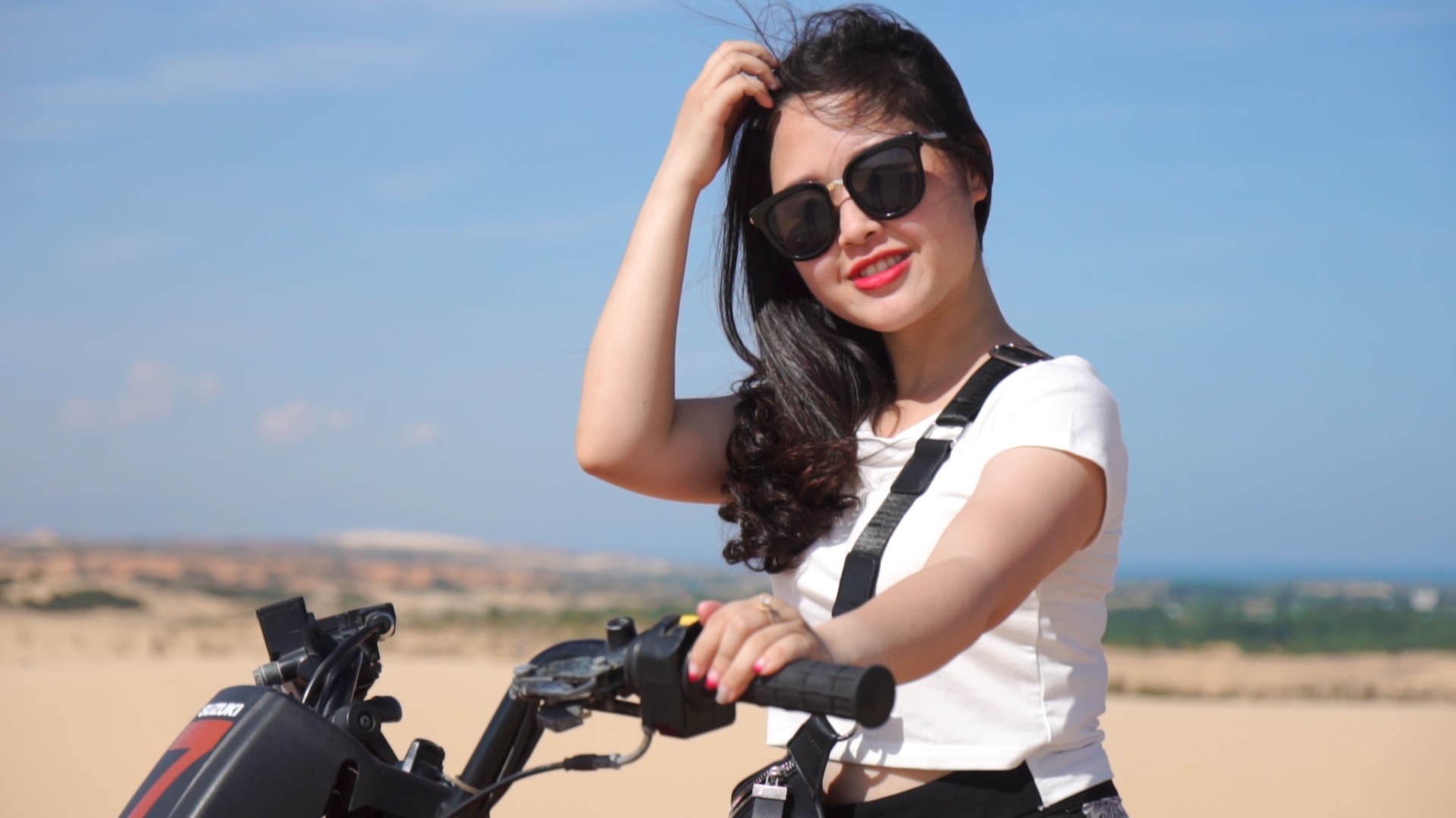 #Justgo: 'Phan khich' lai moto dia hinh vuot doi cat Phan Thiet hinh anh