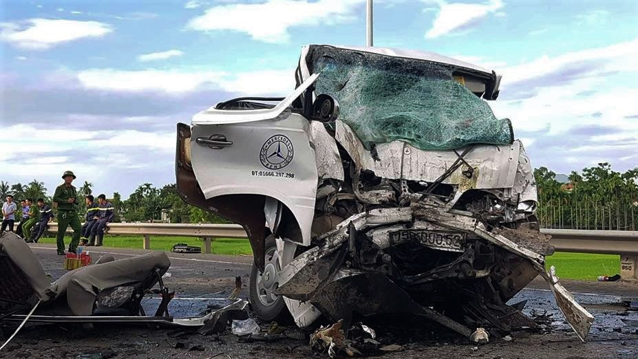 Toan canh vu tai nan khien 13 nguoi thiet mang tai Quang Nam hinh anh