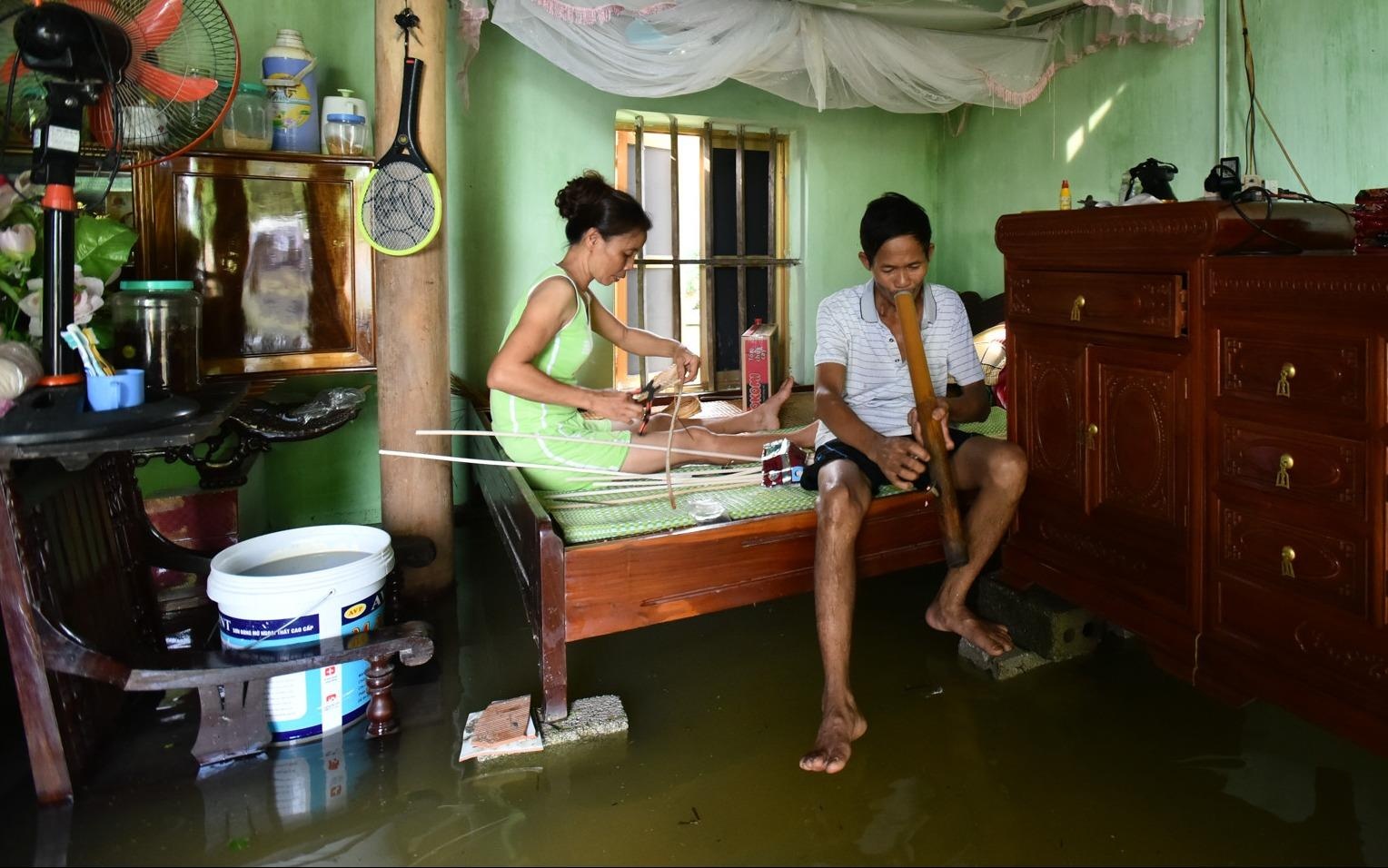10 ngay mua lon, cuoc song nguoi Ha Noi dao lon hinh anh