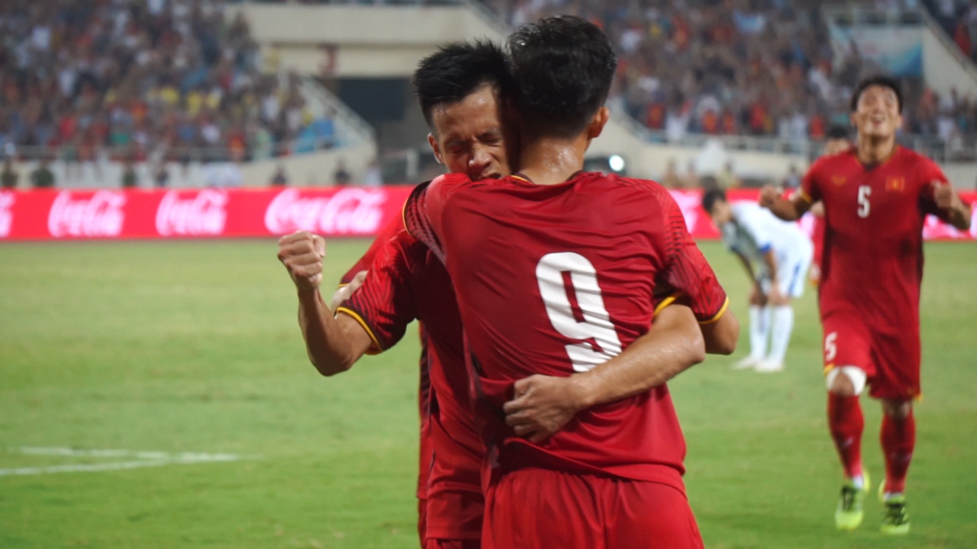 Khoanh khac an mung chien thang cua Olympic Viet Nam hinh anh